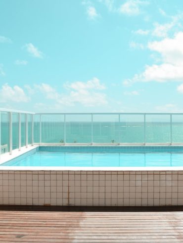 Les avantages de la piscine hors sol en béton pour votre jardin