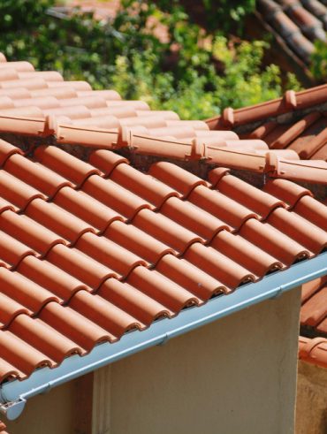 les étapes pour une installation réussie et durable du Closoir de faîtage