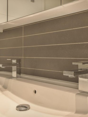 Guide pratique pour sélectionner la crédence idéale de votre lavabo dans la salle de bain