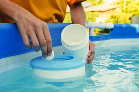 Utiliser l'acide chlorhydrique pour entretenir efficacement votre piscine